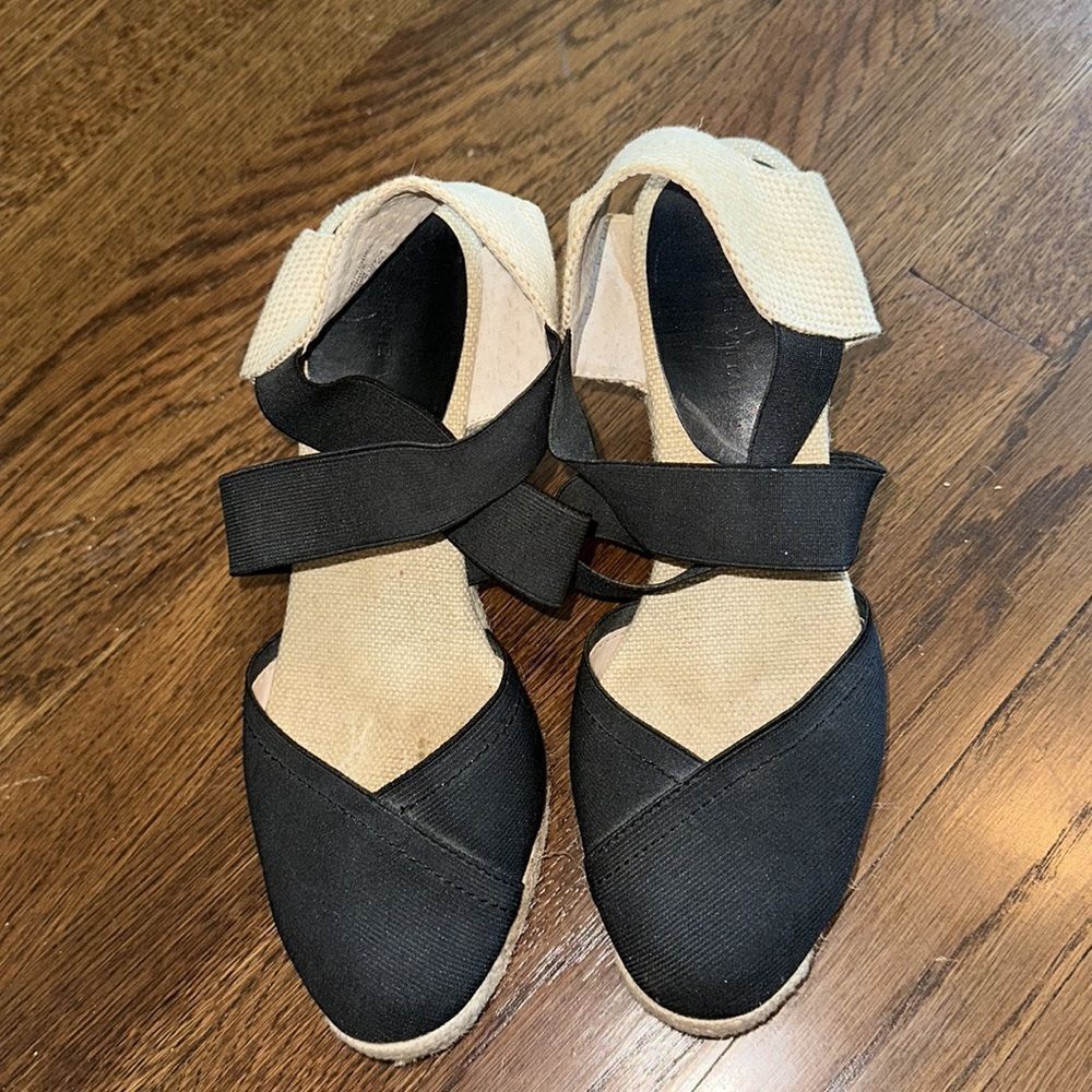 Adrienne Vittadini black & tan wedge heel‎ espadrilles